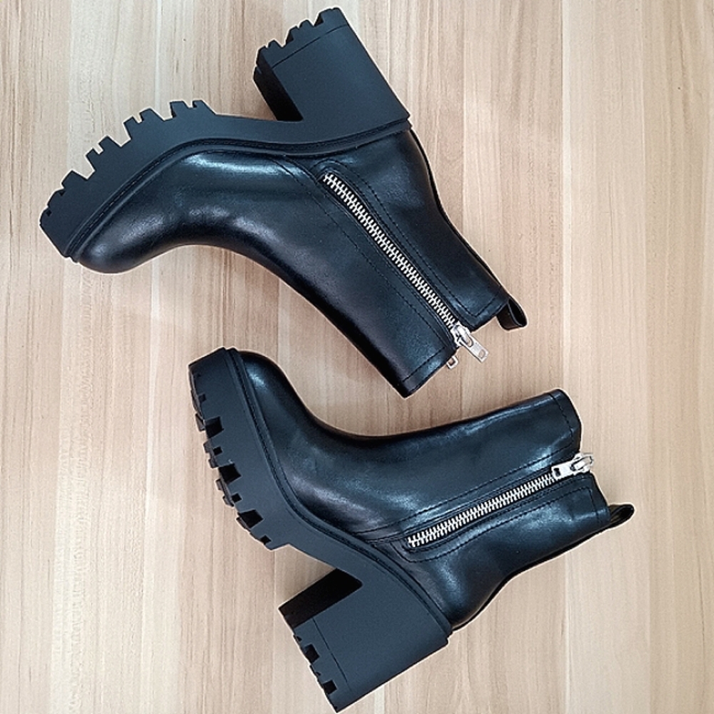 NIB UO Lug Sole Zip Up Boot black 7